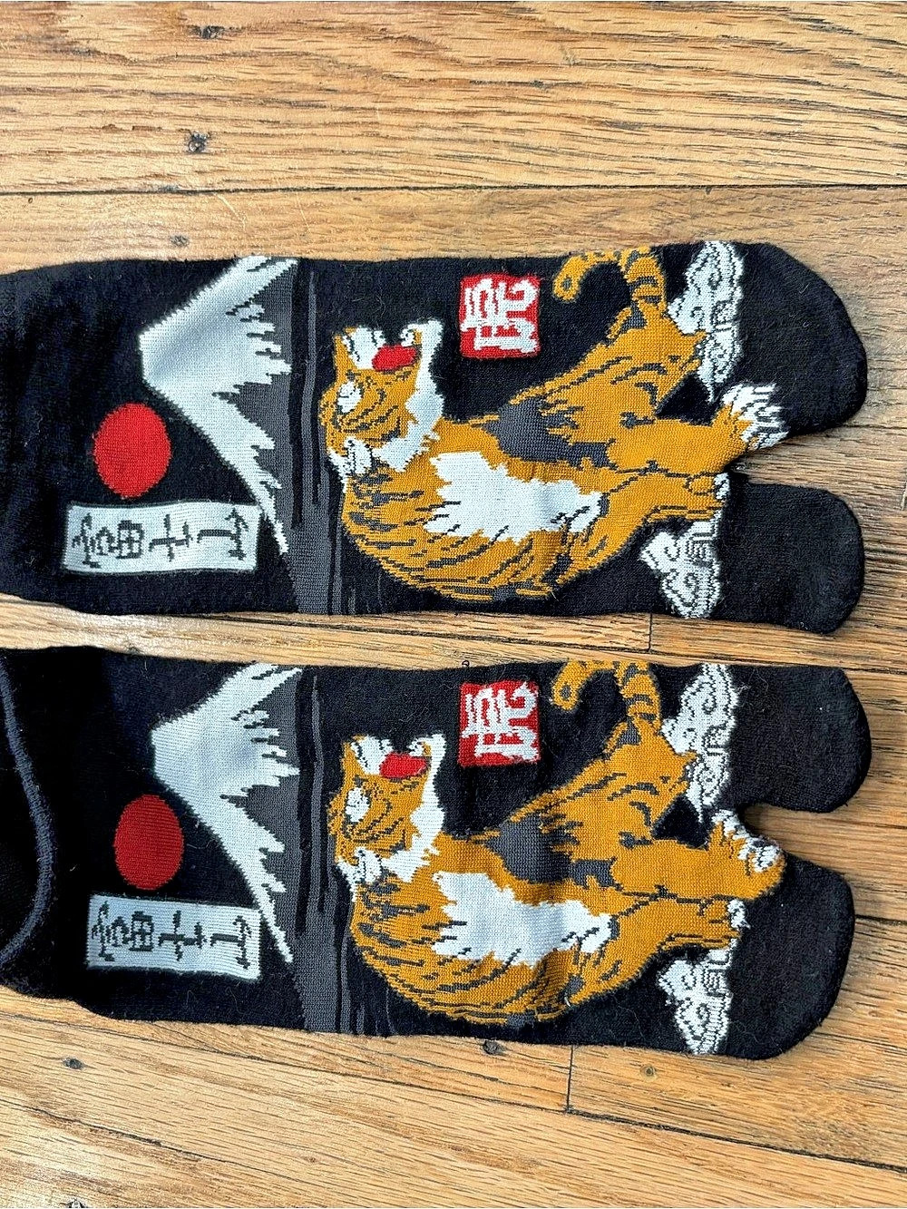 Tiger Graphic Split-Toe Socks Black & Orange
